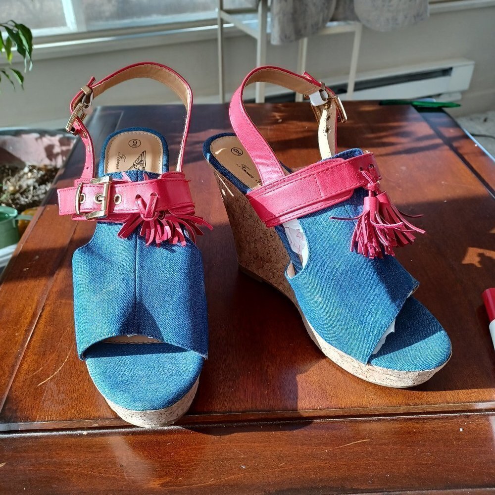 FOREVER YOUNG WEDGE HEELS SIZE 9